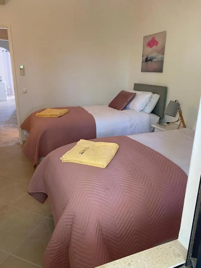 Alto Club Apartments 알보르