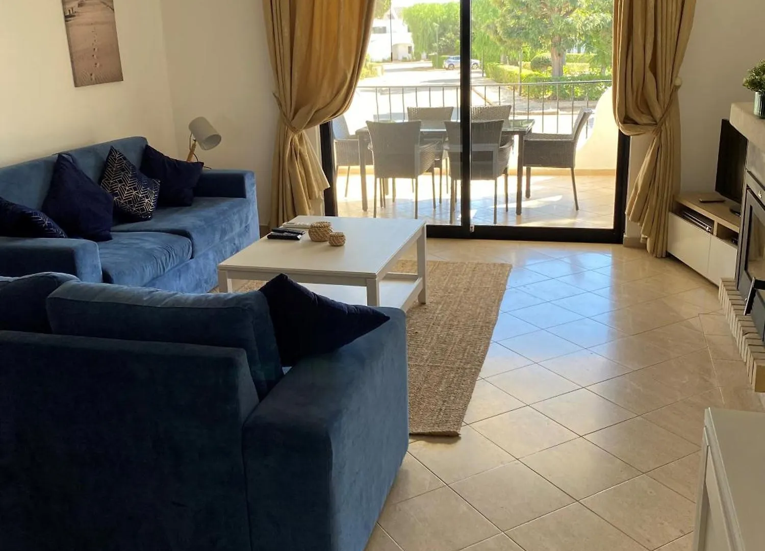 Alto Club Apartments 알보르