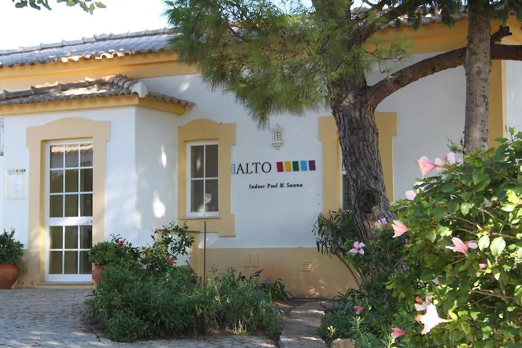 Alto Club Apartments 알보르