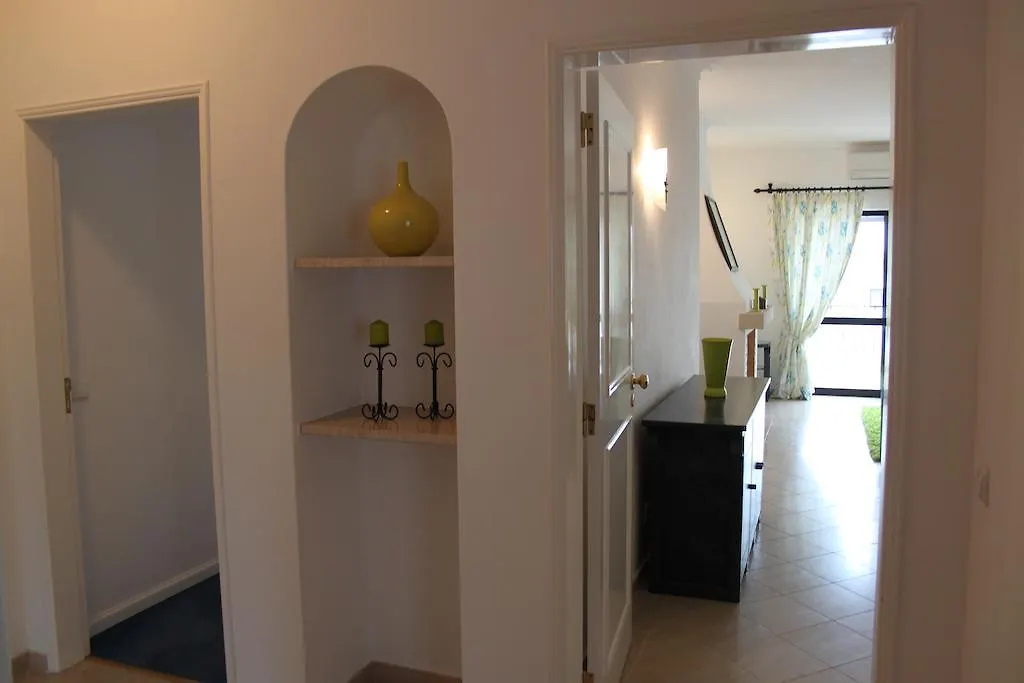 Alto Club Apartments 알보르