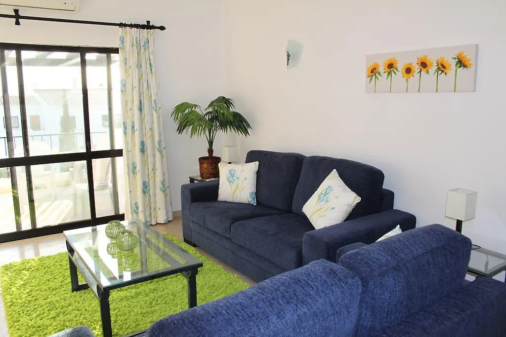 Alto Club Apartments 알보르